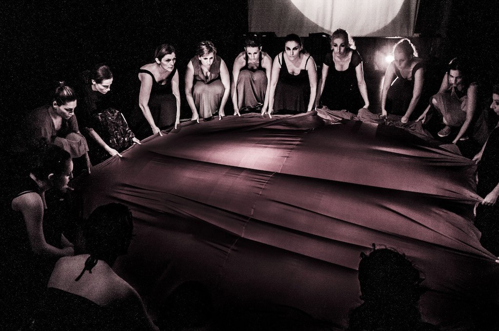 Αρκετοί σπουδαστές σε στενή επαφή