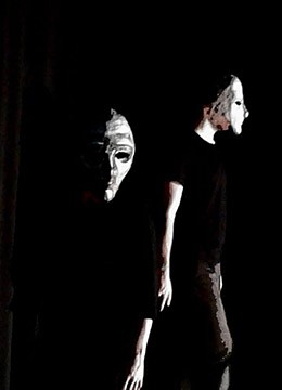 Δύο μασκοφόρες φιγούρες