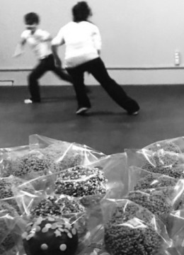 Δύο παιδιά τρέχουν παίζοντας