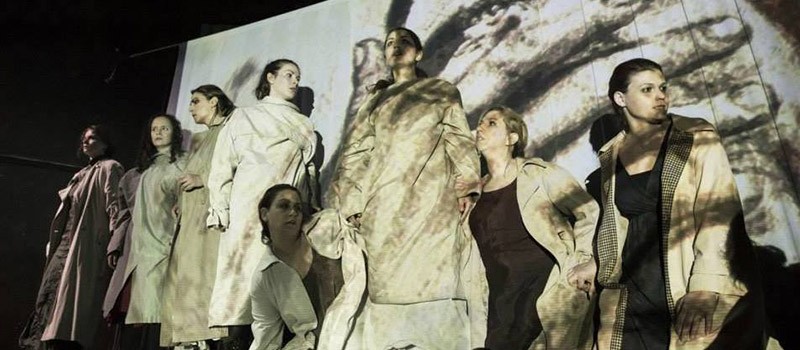 Οχτώ γυναίκες επί σκηνής