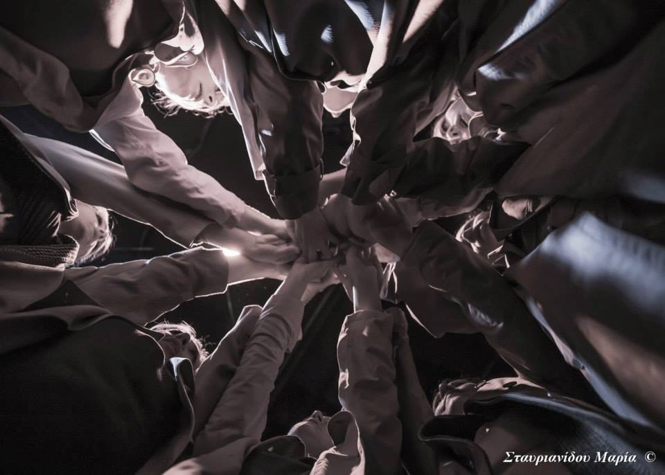 Οχτώ γυναίκες σχηματίζουν κύκλο και δίνουν τα χέρια