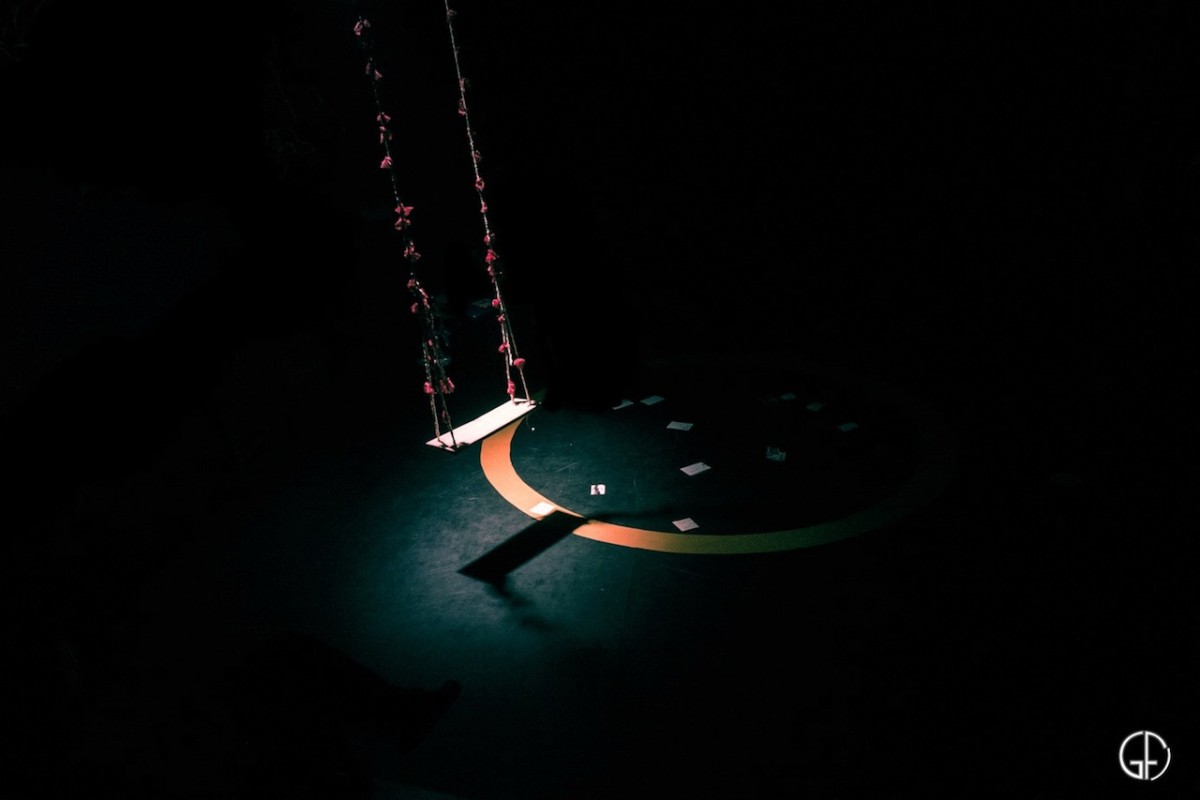 Μία κούνια φωτίζεται, ενώ στο πάτωμα υπάρχουν πεταμένοι ταχυδρομικοί φάκελοι