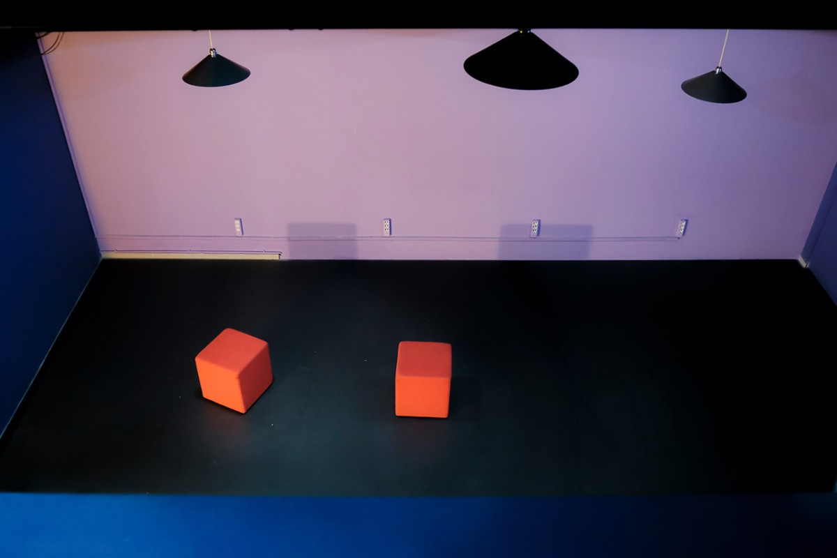 Δύο κύβοι στη σκηνή του Action Theater