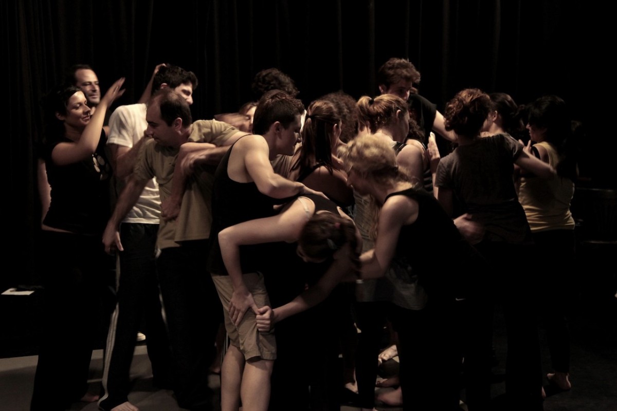 Αρκετοί σπουδαστές σε στενή επαφή